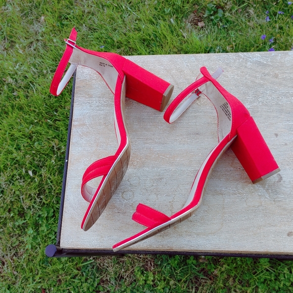 Kenneth Cole Reaction "Lolita" Ankle-Strap Heeled Sandals (size 11M) - Picture 4 of 10